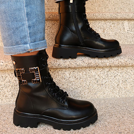 Bota militar negra para mujer