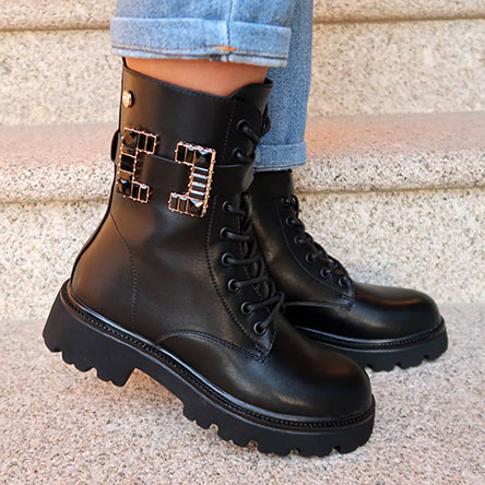 Botas negras estilo militar para mujer