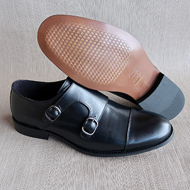 Sapato-clássico-homem-com-fivela-em-preto