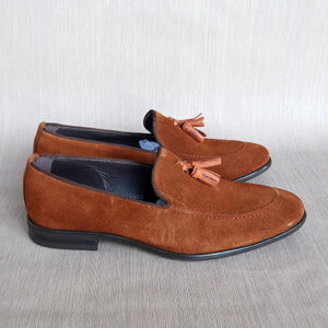 Zapato-de-hombre-ante-camel-con-borlas