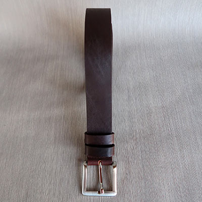Cinturón de cuero marrón para hombre