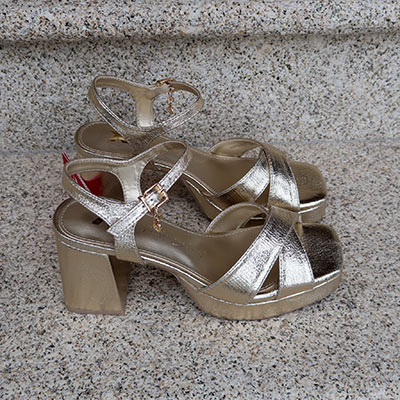 Sandalias de tacón alto doradas