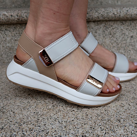 Sandalia de mujer en color beige