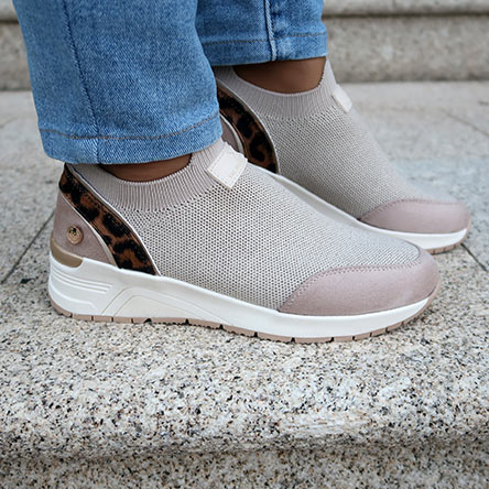 Zapatillas beige sin cordones para mujer